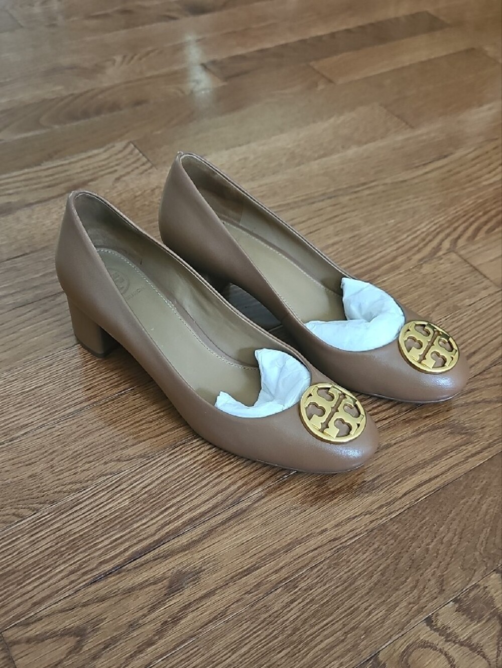 Tory Burch Tan Leather Round-Toe Pumps with Gold Logo Medallion - Picture 7 of 8